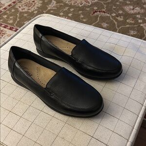 Trotters Deanna Black Leather Flats/Size 6.5N
New with box